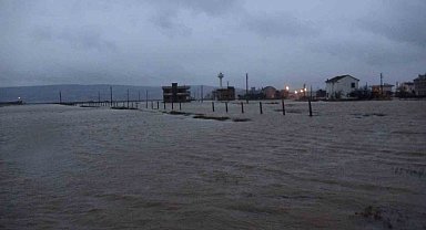 Çanakkale'de yazlık evlerin bulunduğu bölge sular altında kaldı