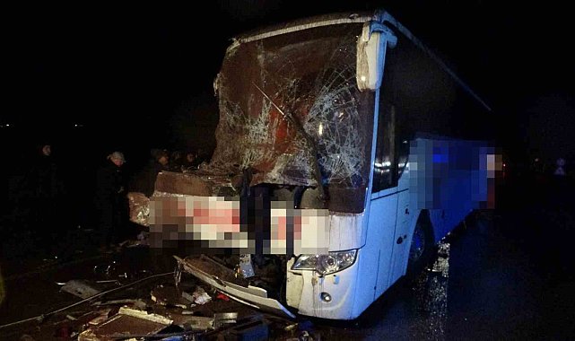 Çanakkale'de yolcu otobüsü ile kamyon çarpıştı: 3'ü ağır 9 yaralı