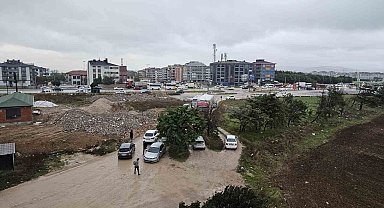 Çareyi yolu kapatmakta buldu