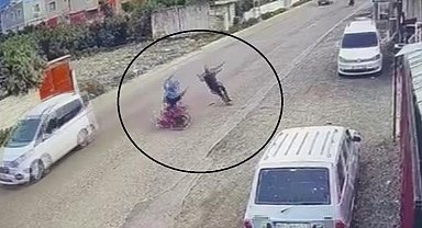 Çarpışmanın etkisiyle motosiklet sürücüsü ve yaya havaya uçtu