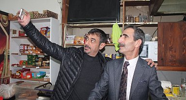 Çayevinde siyaset konuşturmayan takım elbiseli çaycı sosyal medya fenomeni oldu