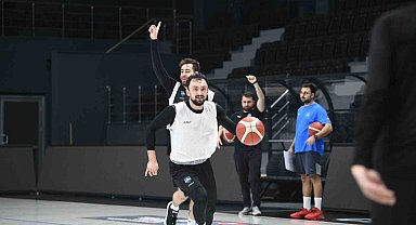 Çayırova Belediyesi'nin rakibi Bornova Belediye KSK