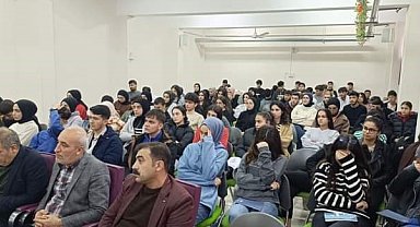 Çermik'te üniversiteye hazırlanan gençlere seminer verildi