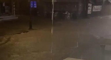 Çeşme'de şiddetli yağış etkisini gösterdi