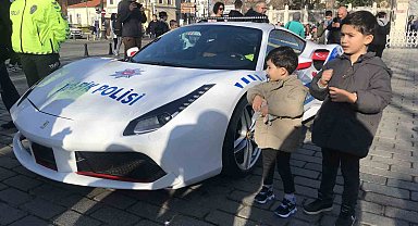 Çeteden ele geçirilen ultra lüks araç polis otosu olarak Sultanahmet'te sergilenmeye devam ediliyor