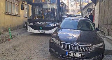 CHP'li vekilin aracının hatalı parkı vatandaşları mahsur bıraktı