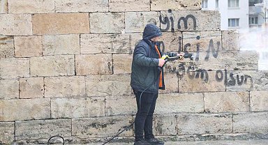 Çifte Minareye yapılan saygısızlık temizlendi