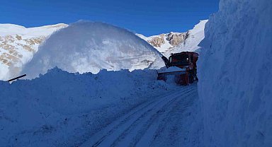 Çığ altında kalan araçlardan biri çıkarıldı