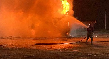 Çocuk bezi taşıyan tırın dorsesi alev topuna döndü