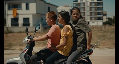 Çocukları önce oyunculuğa hazırladı, sonra filmde oynattı
