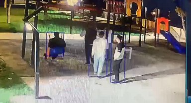 Çocukların oyun gruplarının ve güvenlik kamerasının kırıldığı anlar kamerada