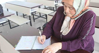 Çocukluk hayali olan üniversiteye 50 yaşında kavuştu