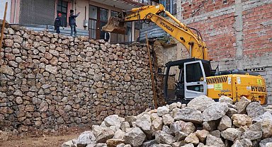 Çöken istinat duvarı yeniden inşa edildi