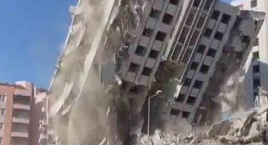 Çökme riskine karşı çevresindeki ağır hasarlı binalar boşaltılmıştı, 15 katlı bina böyle yerle bir oldu