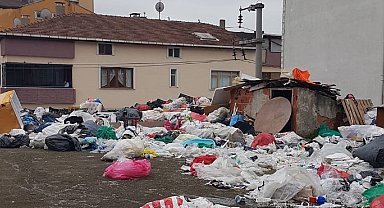 Çöp ev operasyonu: 3 kamyon çöp çıkarıldı