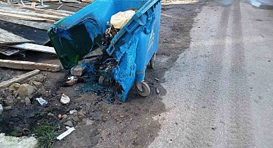 Çöp konteynerlerini yaktılar