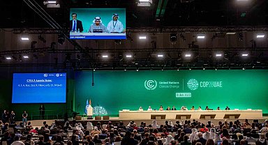 COP28 İklim Zirvesi'nde ilk kez fosil yakıtlardan uzaklaşılması konusunda anlaşmaya varıldı