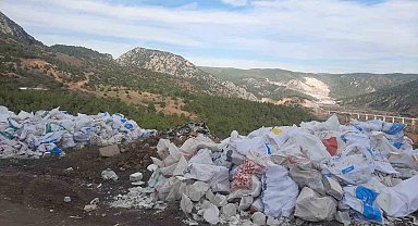 Çöplük yolu dökülen moloz yığınlarından geçilmiyor