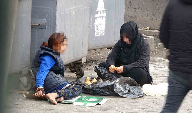 Çöpten yemek yeme numarası yapan dilenciler yakayı ele verdi