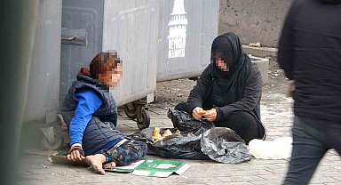 Çöpten yemek yeme numarası yapan dilenciler yakayı ele verdi
