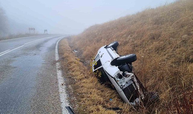 Çorum'da siste kontrolden çıkan otomobil takla attı: 3 yaralı