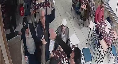 Dedelerin okey masasındaki taş kavgası kıraathaneyi karıştırdı