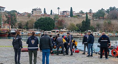 Deniz üzerinde hareketsiz bulunan şahsı hayatta tutmak için kalp masajı sırasına girdiler