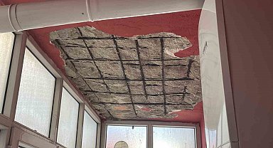 Deprem sırasında balkonunda çökme meydana gelen bina boşaltılıyor