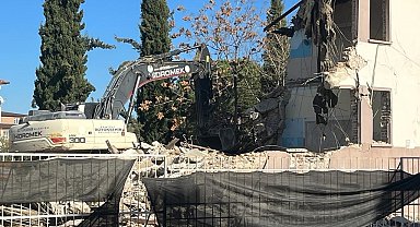 Depreme dayanıksız raporu verilen ortaokul yıkıldı