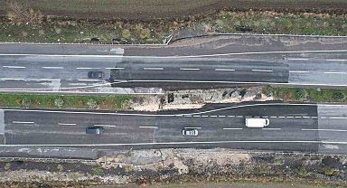 Depremin izi bu yolda hala var