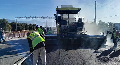 Depremin vurduğu Hatay'da büyükşehir belediyesi ekipleri asfaltlama çalışmalarını sürdürüyor