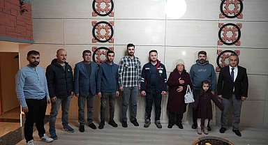 Depremzede kadın kendini kurtaran ekibi aylar sonra ziyaret etti