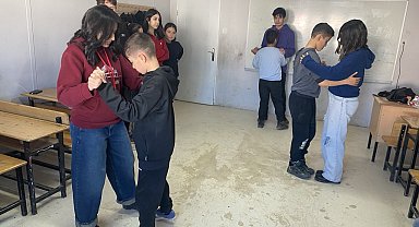 Depremzede öğrenciler çeşitli etkinliklerle eğleniyor