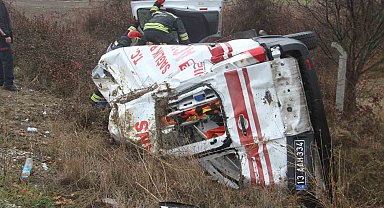 Devrilen ambulanstakilere yardım etmek isterken kaza yaptılar: 6 yaralı