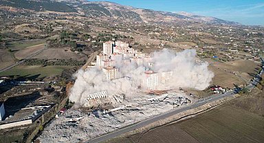 Dinamit ile patlatılan binalar saniyeler içinde yıkıldı