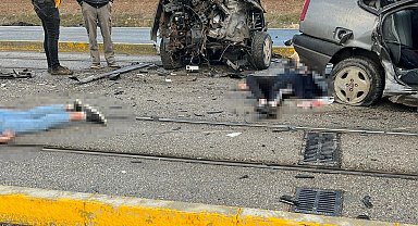 Direğe çarpan araç ikiye bölündü: 1 ölü, 1'i ağır 3 yaralı