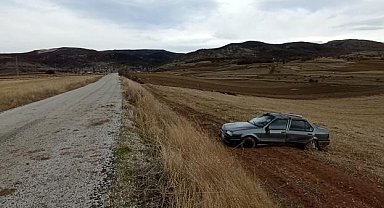 Direksiyon hakimiyetini kaybetti, takla atarak tarlaya uçtu