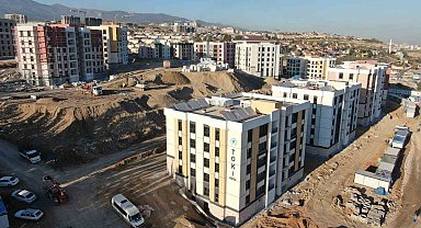 Dış cephe mantolamalarının bitmesiyle vatandaşları cezbeden afet konutlarının teslimine yeni yılla birlikte başlanacak