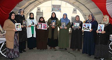 Diyarbakır anneleri HDP önünde çocuklarını bekliyor