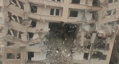 Diyarbakır'da ağır hasarlı bina korna eşliğinde çöktü