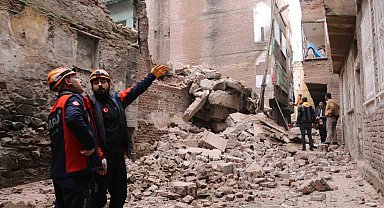 Diyarbakır'da boş bina kendiliğinden çöktü