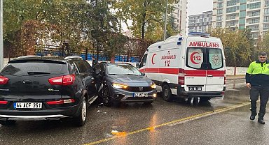 Diyarbakır'da kavşağa kontrolsüz giren iki otomobil çarpıştı: 1 yaralı