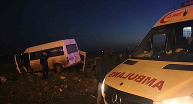 Diyarbakır'da otomobile çarpan minibüs yol kenarına savruldu: 7 yaralı