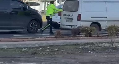 Diyarbakır'da trafik polisi, aracı arızalanan sürücüye yardım etti