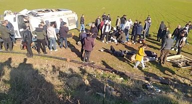 Diyarbakır'da yolcu minibüsü şarampole devrildi: 4'ü ağır 16 yaralı