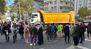 Diyarbakır'da yolun karşısına geçmeye çalışan kadına kamyon çarptı