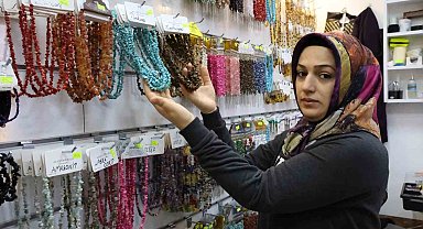 Doğal taşları tasarıma dönüştürerek şifa dağıtıyor