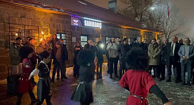 Doğu Ekspresi yolcularına davullu-zurnalı ve meşaleli karşılama