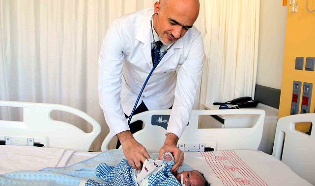 Doğuştan yemek borusu ve makatı kapalı olan bebek yaşama tutundu