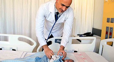 Doğuştan yemek borusu ve makatı kapalı olan bebek yaşama tutundu